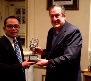 Minister of Manpower Hanif Dhakiri meets Wayne Forrest (March 2015)