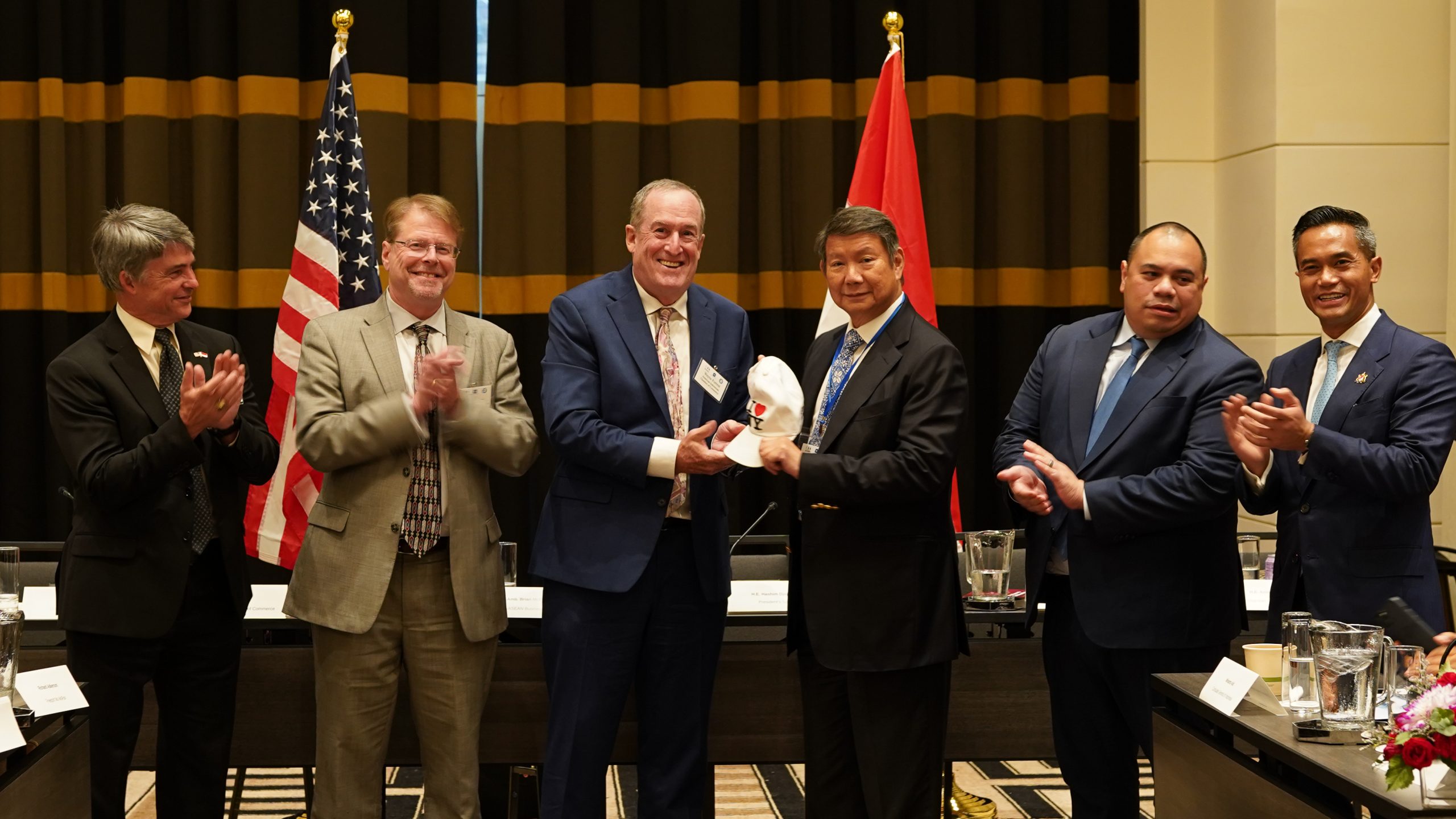 (l-r) Amb. Brian McFeeters (USABC), John Goyer (USCC), Wayne Forrest (AICC), Hashim Djojohadikusumo, Pandu Sjahrir, Anindya Bakrie)